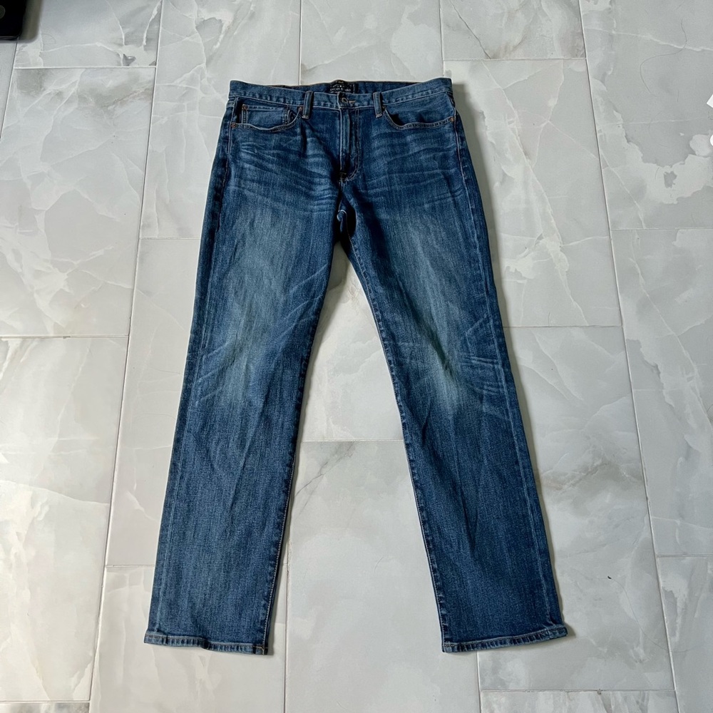 mens lucky brand 121 hertiage slim jeans. In a dark wash. Size 34w/32l